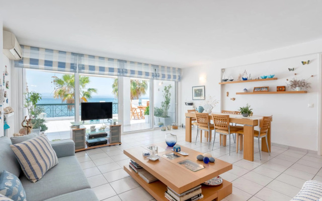 Beachfront Modern Apartment