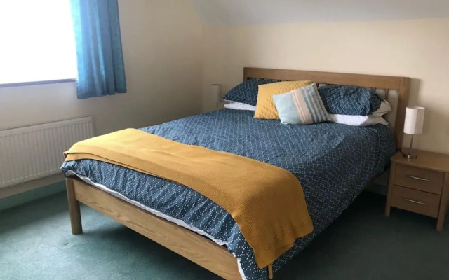 Spacious Detached House With Parking & Views