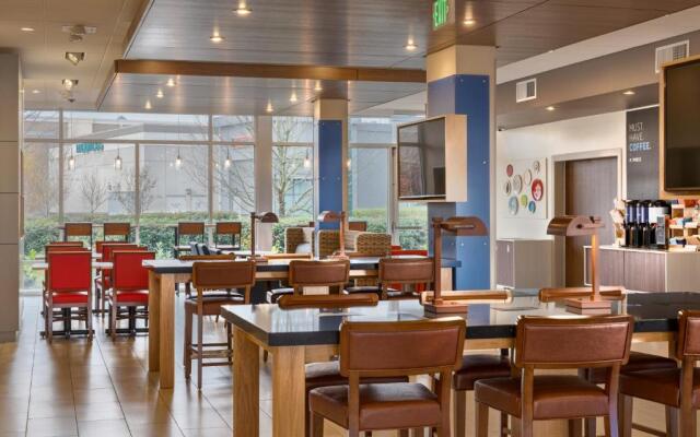 Holiday Inn Express & Suites Salem North - Keizer, an IHG Hotel