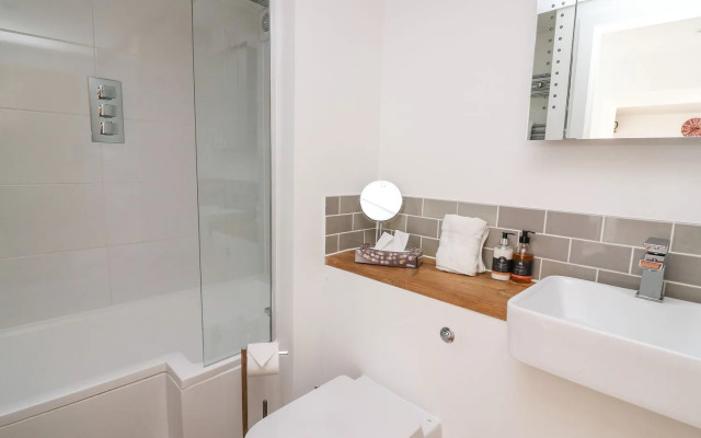 The Cwtch - Luxury Cottage, Sea Views, Pet Friendly