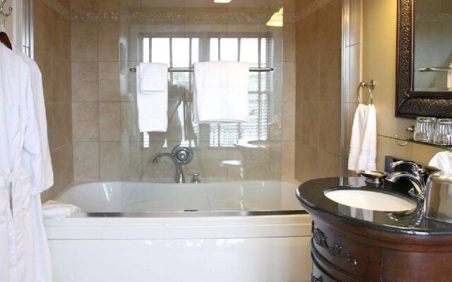 Water's Edge Inn - Adults Only