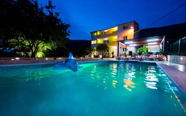 MARISKA - with swimming pool - A1(6+2)