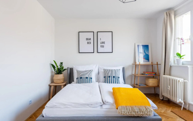 BRIGHT CHARMING Apt with TERRACE, PARKING & AirCo.