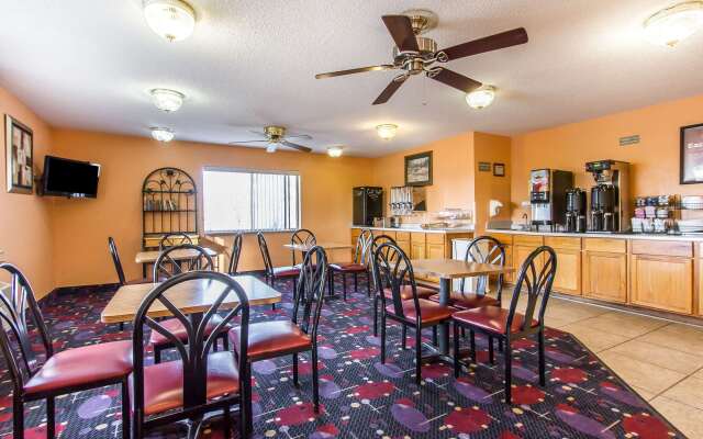 Econo Lodge Inn & Suites Pekin - Peoria Area