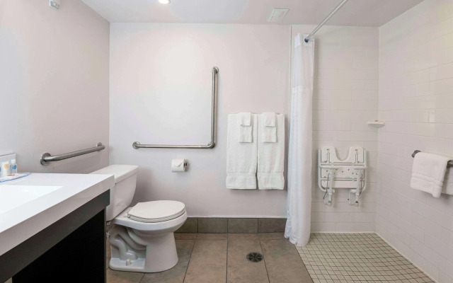 Comfort Suites Kingston Central