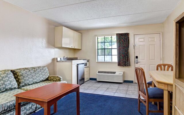 Super 8 by Wyndham Tampa U.S.F. Near Busch Gardens Downtown