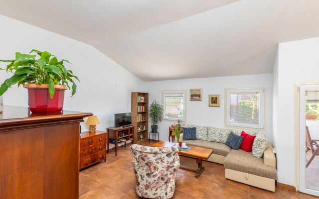 Nice Home in Valbandon with Hot Tub, WiFi & 2 Bedrooms