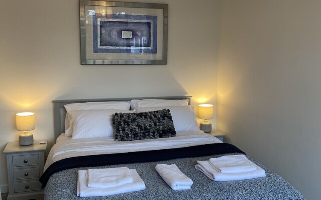 Worthing Beach 180 - 2 bed Seafront With Parking