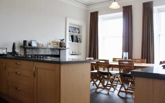 Large 3 Bedroom Apartment in Canonmills