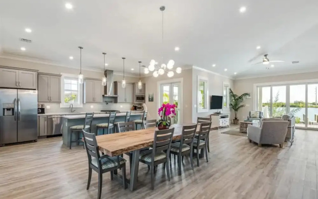 Springtide House by Brightwild Waterfront Pool