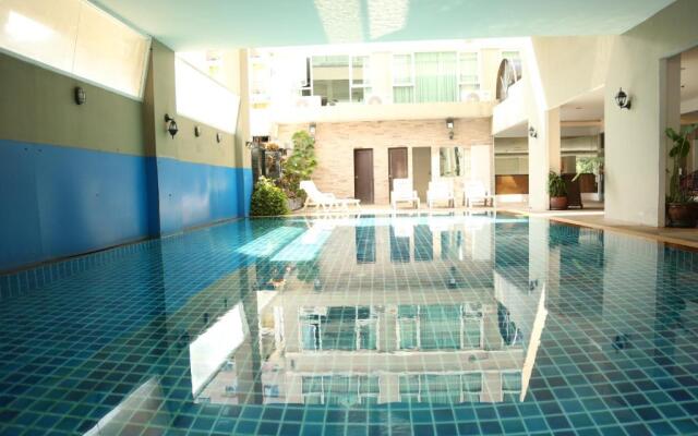 Boss Suites Nana Hotel