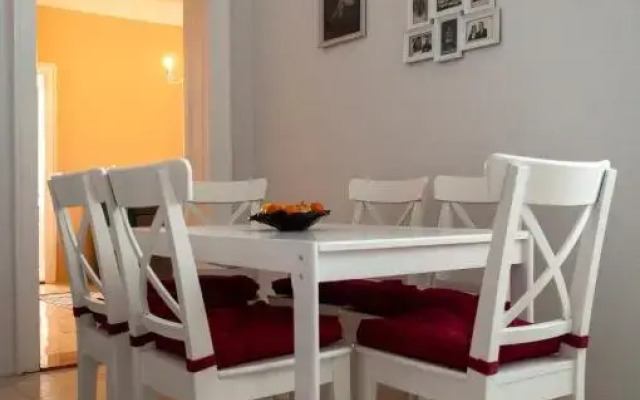Designer Apartment in heart of city - River view!