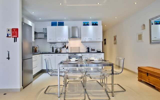 Stunning Sliema 2 Bed Apt Meters Away From Beach