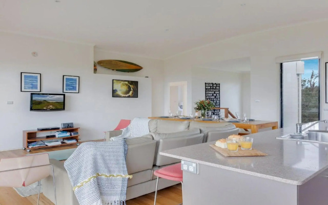 Aloha - direct beach access from property