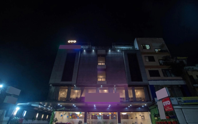 OYO Townhouse 704 Hotel Divya Palace