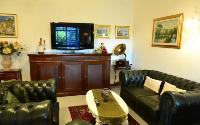 Cosy Holiday Home in Pompei with Garden
