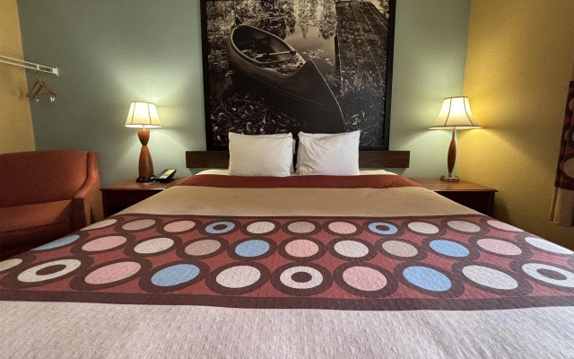 Super 8 by Wyndham Staunton