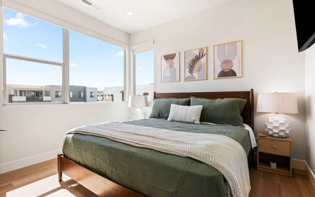 Green Acres 8 Bedroom Townhouse