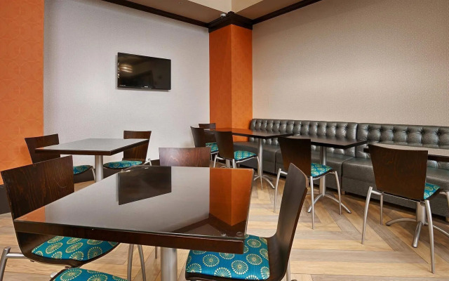 Best Western Premier Ashton Suites-Willowbrook