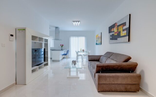 Spacious Apartment Steps to the Promenade