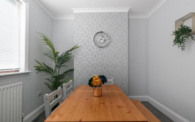 Modern & Contractors & Families & Spacious & Private Parking