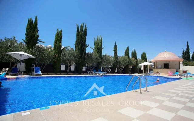 Queens Gardens suite by the sea, pool and mall