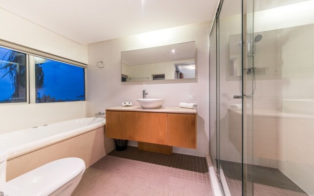 Azure Seas Executive - Airlie Beach