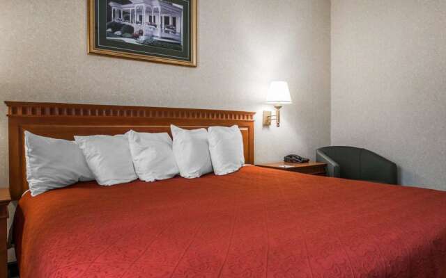 Econo Lodge Glens Falls / Lake George