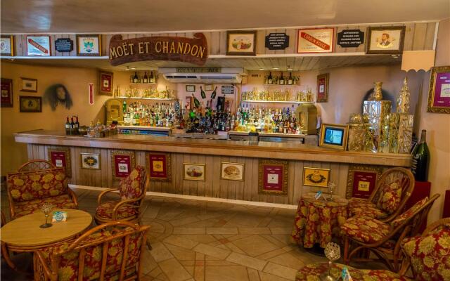 Coco Reef Hotel