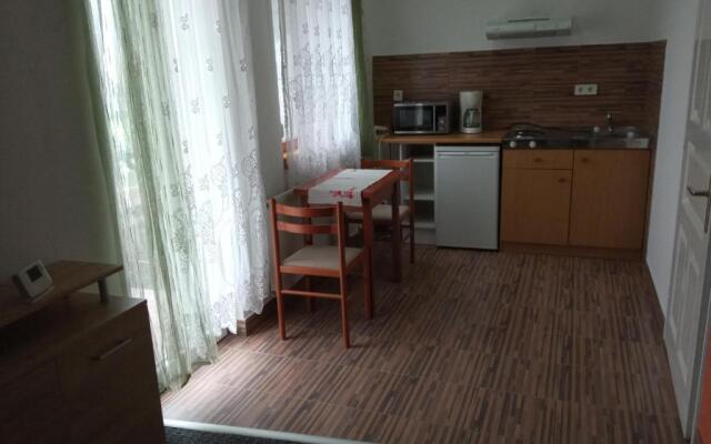 Holiday Apartmanház
