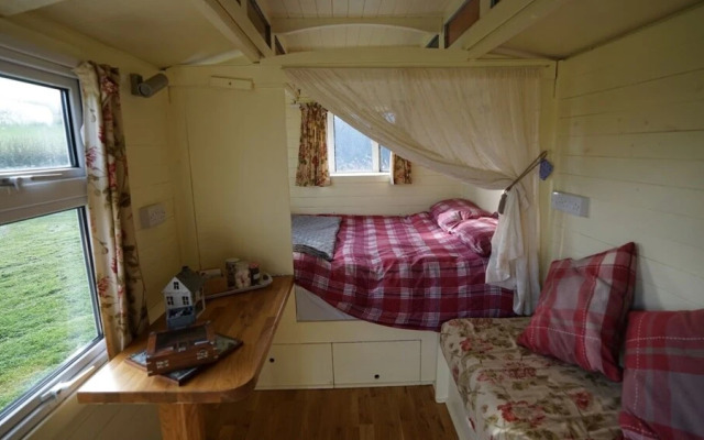 Showman's Hut @ Westcote