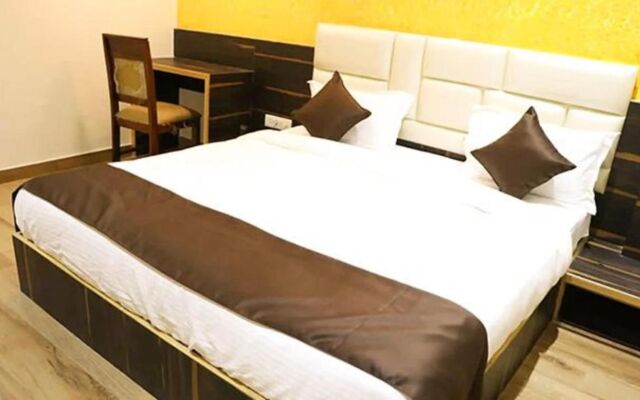 OYO Collection O 82503 Hotel Karma Inn