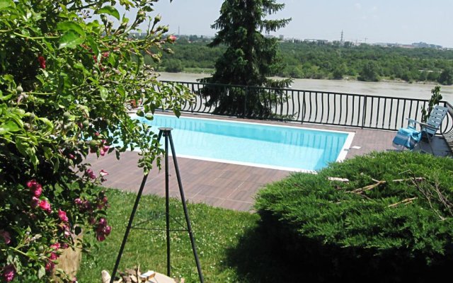 Danube view house with garden