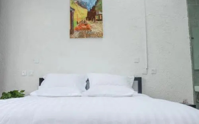 Dali Starry Night Inn