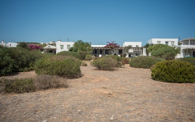 Elegant, laid-back and by the sea by VillaRentalsgr