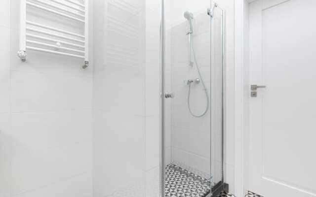 Apartment With Parking by Renters