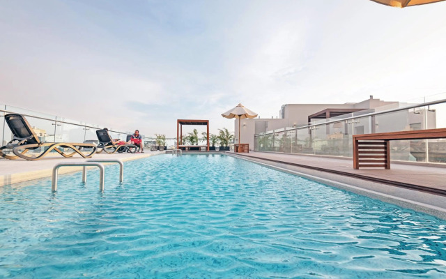 ✶ Maras Residence ✶ LUXURY Rooftop Pool & Grill