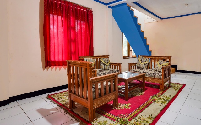 OYO Homes 90915 Eco Tourism Desa Cihanjuang Rahayu Ciwangun Indah Camp Villas – Guest Rooms – Parompong