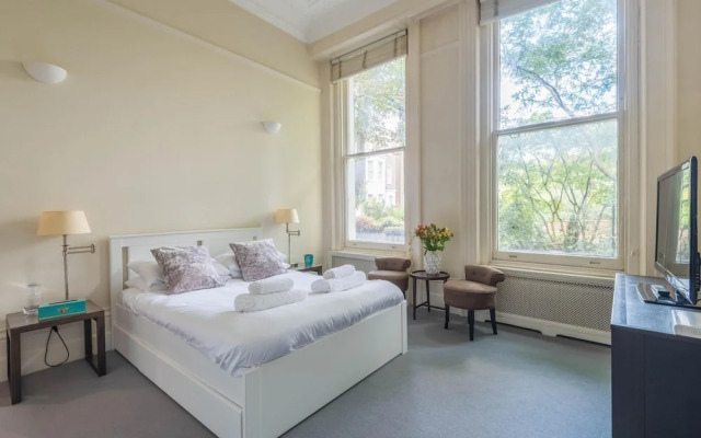 Lovely Chelsea Home Near The Thames by Underthedoormat