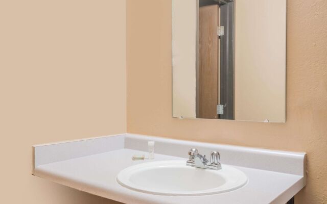 Super 8 By Wyndham Brooklyn Center/Mpls