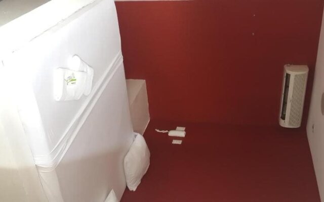 Hotel Red Room
