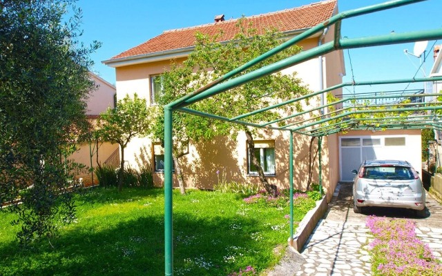 Apartment 686