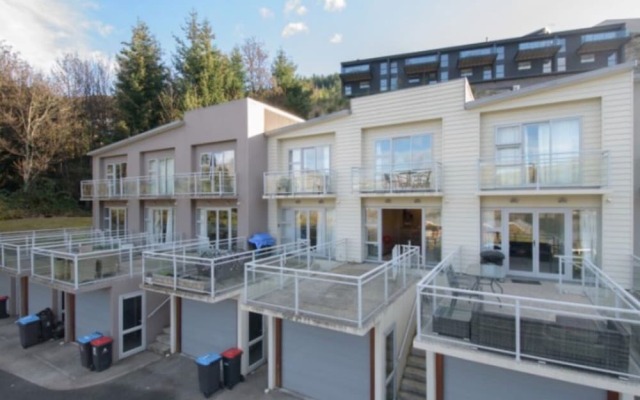 Lake View Modern apartment - Large Sunny Balcony