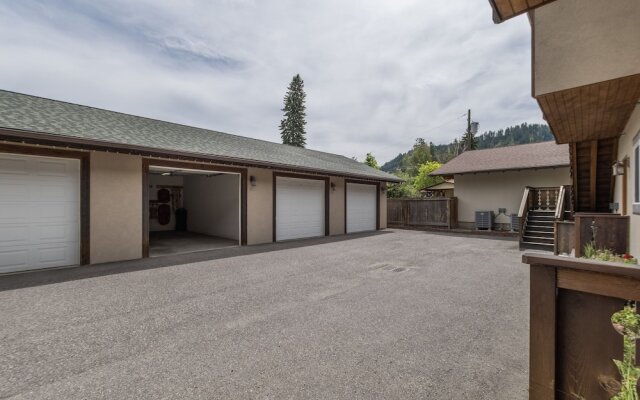 Bavarian Mountain Suite 2 Bedroom Condo by NW Comfy Cabins by RedAwning