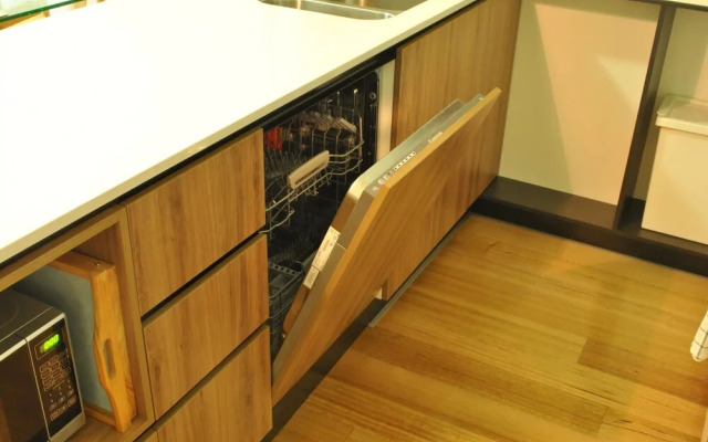 Luxury 1 Bedroom Top Floor Apartment With Balcony