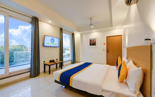 OYO Rooms 813 near Omaxe City Centre