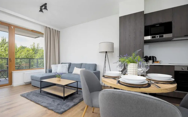 Apartment With Parking by Renters