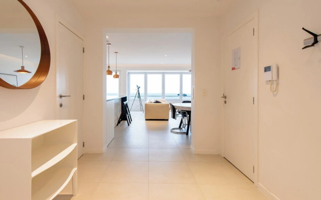 Apartment on Zeedijk With Sea View