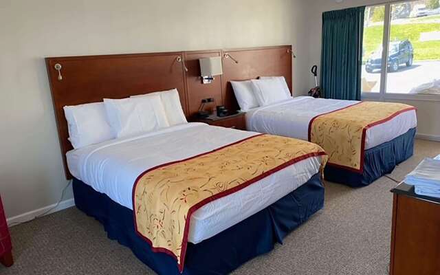Days Inn & Suites by Wyndham St. Ignace Lakefront