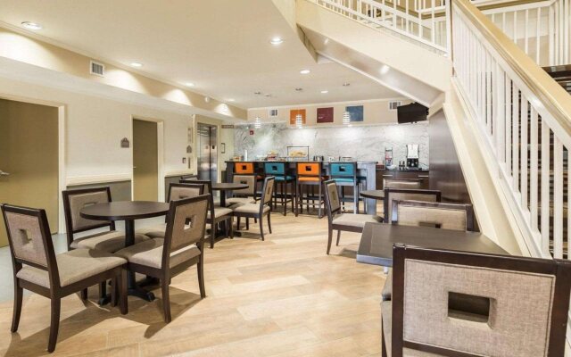 Econo Lodge Inn & Suites East